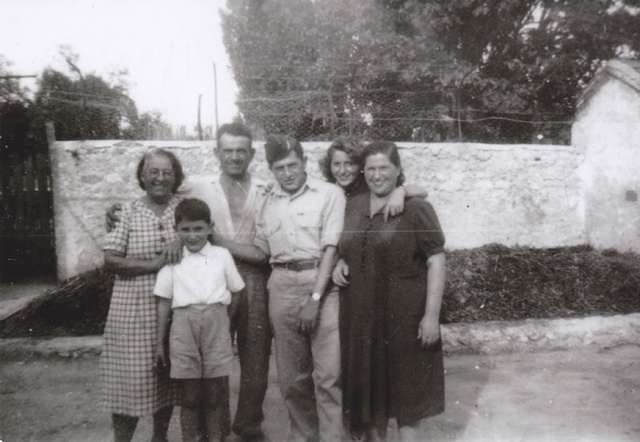 de g à d G. et E. Plaindoux, Salomon S., sa soeur Claire et leur maman Sonia et le petit Lucien