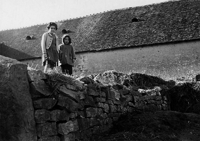 Nicole et Chantal sur le fumier, années 50