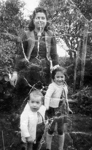 Charlotte et Roger dans la maison de Marie Forget 