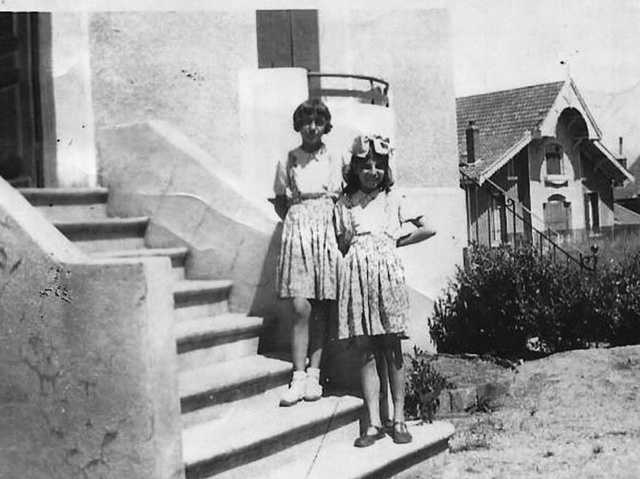 Monique Balzer en 1943 en bas de l'escalier