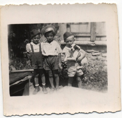 Marcel KERSZER au centre avec des petits parisiens gardés par les ARSENE