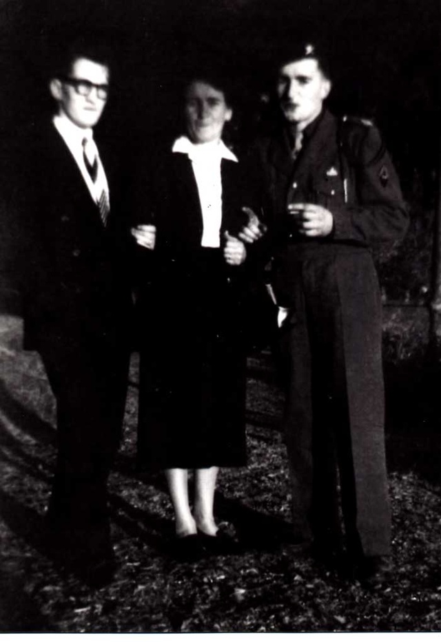 Lucienne Chaumont entourée de René Chaumont et Michel Chaumont