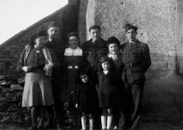 Anne et Nicole devant avec les soeurs Boissery Annette en blanc et Pierrette