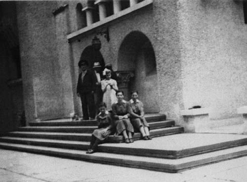 Marlaine Khan la rescapée(avec un ruban dans les cheveux) au monastère. Credit: COLL.YAD