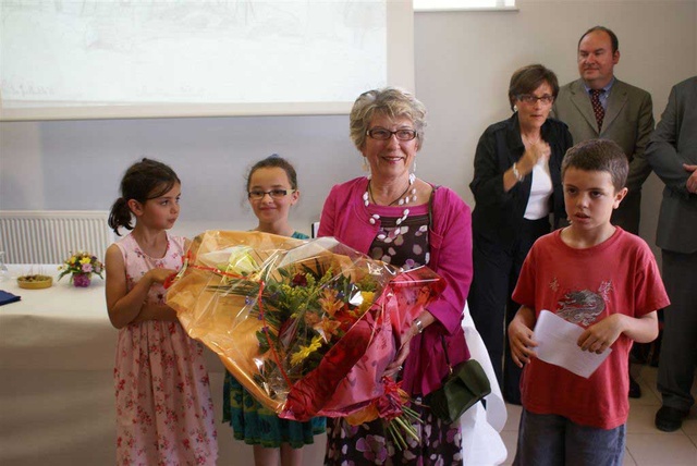 2009-06-14 Irène Karayan et les élèves MEDAILLE DES JUSTES L ET L PETIT  ST MAMERT 032