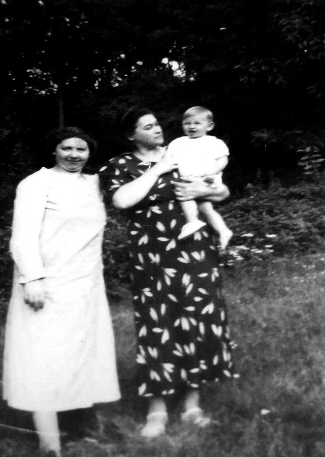 Bayla Kuperberg et Yvonne Bonnanvanture et le petit Lemel Kuperberg