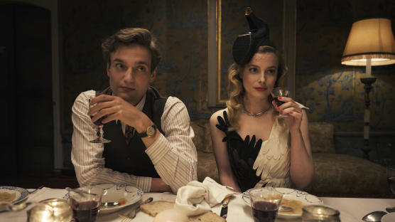 Albert Hirschman (Lucas Englander) et Mary Jayne Gold (Gillian Jacobs) dans « Transatlantique », série créée par Anna Winger et Daniel Hendler. NETFLIX