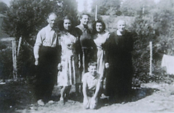 De gauche à droite; Wielhem Baer, Ellen Baer, Paula Baer, Gertrude Baer, M. Maier, Walter-Simon Hahn en 1942