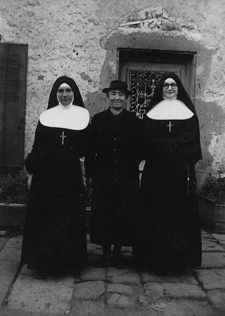 à gauche Philomène Rolland Sœur Marie-Etienne et à droite Jeanne Dessaigne Sœur Marie-Angèle